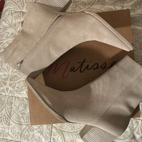 ❌️SOLD❌️Matisse Caty Boots Ecru Suede Block Heel Western Inside Zipper NIB - Picture 3 of 14